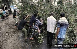 Tree Falls On Road, Women Safe, Tauktae Cyclone, Tauktae Cyclone News In Hindi, Tauktae Cyclone In Mumbai, Taukte Viral Video, Tauktae Incident, Tauktae Incident captured CCTV, jansatta