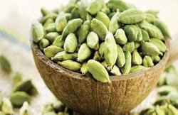 सर्दी-खांसी और गले की खराश से राहत दिलाता है इलायची, जानें ये 5 बड़े फायदे