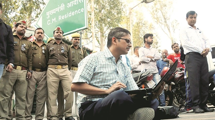 IPS अमिताभ ठाकुर यूपी के चर्चित अफसर रहे हैं। राज्य के सीएम रहे मुलायम सिंह यादव से उन्होंने सीधी टक्कर लेकर खूब सुर्खियां बटोरी थीं। योगी सरकार में भी वह मुखर रहे। साल 2021 में सरकार ने उन्हें जबर रिटायर कर दिया। सरकार के इस फैसले के बाद भी अमिताभ ठाकुर पूरे दम से अपनी बात रख रहे हैं।