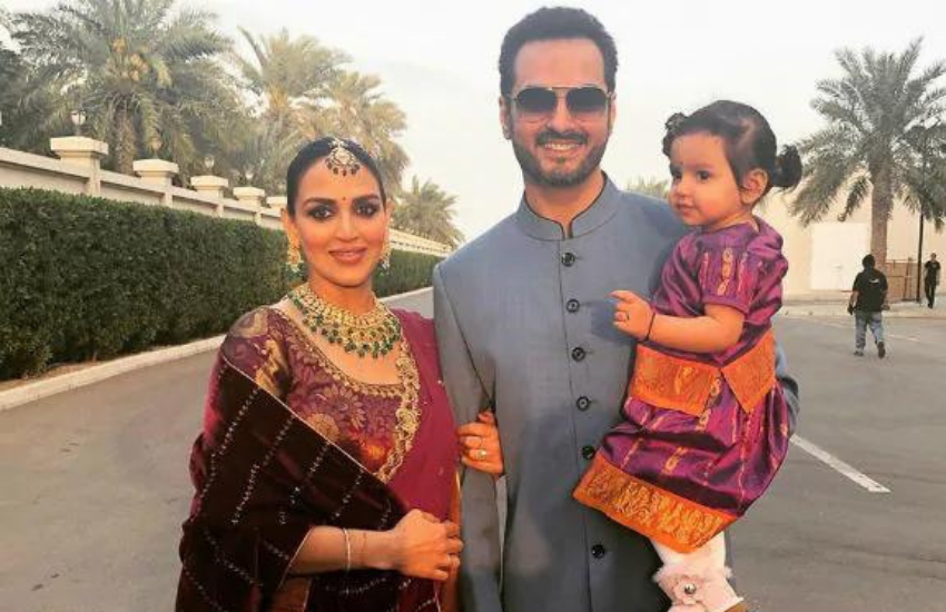 Isha Deol, Hema Malini, Bharat Takhtani, Dharmendra