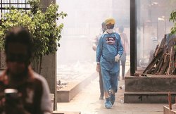 कोरोना काल में “फरिश्ता” बना यह पूर्व MLA, जिनकी संक्रमण से घर पर हो जा रही मौतें, उन्हें दफनाने का टीम के साथ संभाल रखा है काम