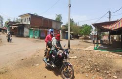 झोलाछाप डॉक्टरों के भरोसे गांव के लोग, 42 गांवों पर एक अस्पताल; दूसरे में लटक गया ताला