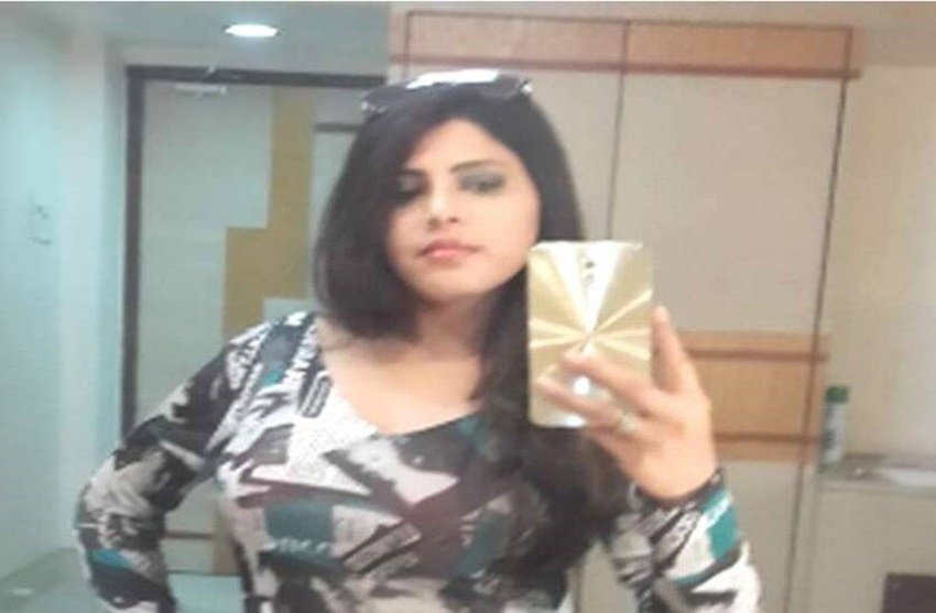 भोजपुरी एक्ट्रेस रेशमा उर्फ अलीना शेख को भी उनके पति तलाकनामा भेज चुके हैं। हालांकि बकौल अलीना य उनके पति मद्दसिर बेग का एकतरफा फैसला है। इस तलाकनामे के खिलाफ अलीना ने कोर्ट में अर्जी भी लगाई है। ( <a href=https://www.jansatta.com/photos/picture-gallery/rajesh-khanna-wife-and-akshay-kumar-mil-dimple-kapadia-to-amitabh-bachchan-jaya-bachchan-daughter-in-law-aishwarya-rai-was-pregnant-during-film-shoot/1717906/">डिंपल कपाड़िया से ऐश्वर्या राय तक, शूटिंग के दौरान ही प्रेग्नेंट हो गई थीं ये 7 एक्ट्रेसेज</a> )