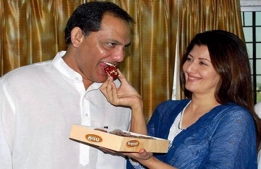 मोहम्मद अजहरुद्दीन ने साल 1987 में नौरीन नाम की महिला से शादी की थी, लेकिन 1995 के बाद उनकी अफेयर की खबरें बॉलीवुड एक्ट्रेस संगीता बिजलानी के साथ आने लगी। अजहरुद्दीन ने साल 1996 में नॉरीव को तलाक देकर संगीता से शादी कर ली। हालांकि, अजहरुद्दीन की दूसरी शादी भी कामयाब नहीं रही और 2010 में दोनों अलग हो गए।