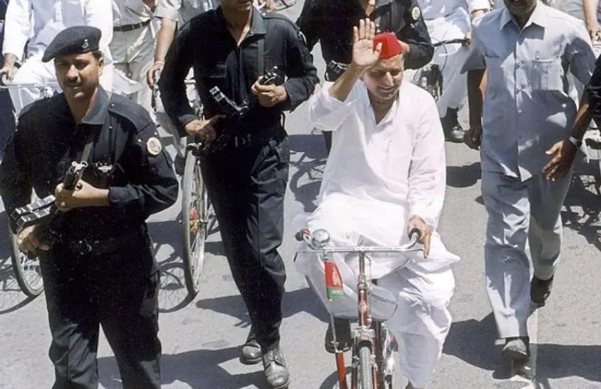 Mulayam Singh Yadav, Akhilesh Yadav