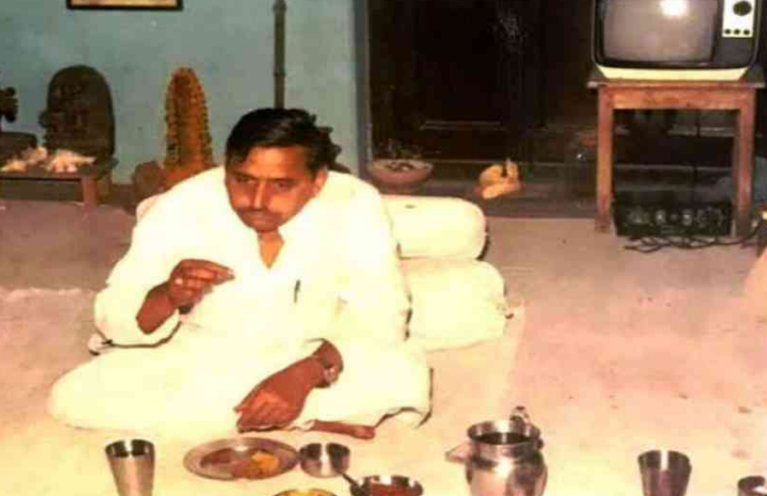 Mulayam Singh Yadav, Akhilesh Yadav