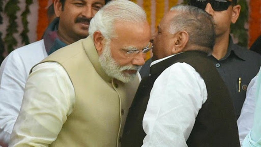 नरेंद्र मोदी के कान में कुछ कहते मुलायम सिंह यादव। 2019 के लोकसभा चुनाव से पहले मुलायम ने ये कहकर सबको हैरान कर दिया था कि वह चाहते हैं नरेंद्र मोदी दोबारा पीएम बनें।