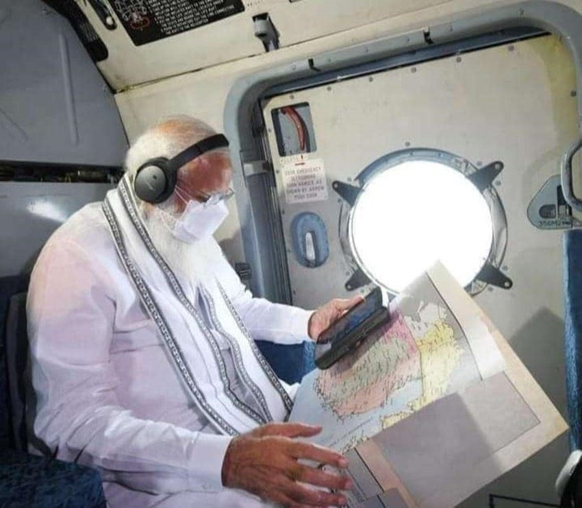 प्रधानमंत्री नरेंद्र मोदी ने अपने गृह राज्य गुजरात और निकटवर्ती केंद्र शासित क्षेत्र दीव में चक्रवाती तूफ़ान ताउते के कारण हुए नुक़सान का जायज़ा लेने के लिए कई प्रभावित इलाक़ों का हवाई निरीक्षण किया। मोदी वायु सेना के विमान से भावनगर पहुंचे थे और वहां से हेलिकॉप्टर में बैठ कर हवाई निरीक्षण किया। पीएम मोदी नक्शे से और गैजेट के माध्यम से क्षेत्र को समझते दिखे। उनकी ये तस्वीर सोशल मीडिया में खूब वायरल हुई। आइए देखें हवाई सफर के दौरान देश के दूसरे प्रधानमंत्रियों की तस्वीरें: