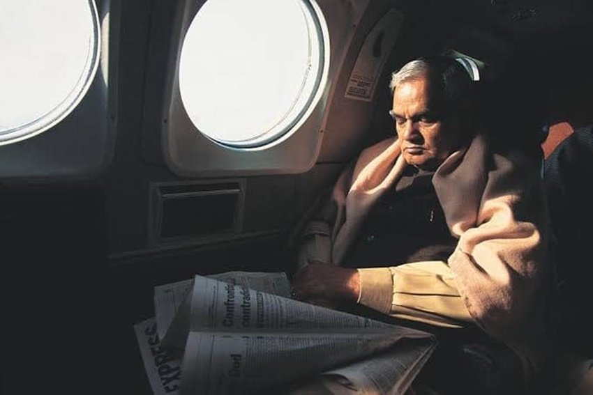 पूर्व प्रधानमंत्री अटल बिहारी वाजपेयी हवाई सफर के दौरान अखबार पढ़ते हुए।