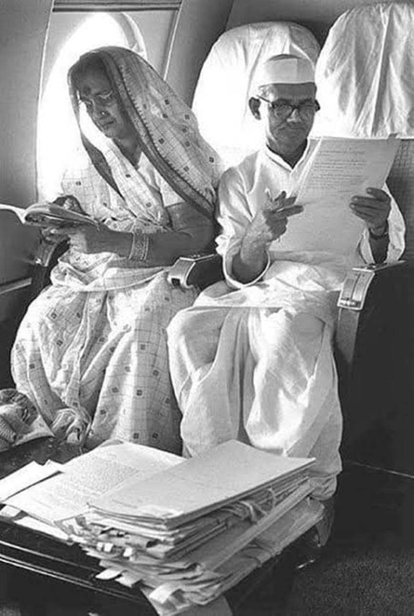 हवाई सफर के दौरान देश के दूसरे प्रधानमंत्री लाल बहादुर शास्त्री अपनी पत्नी के साथ।
