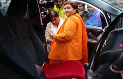 न मुझे कोरोना है, न ईश्वर मुझे संक्रमित करेगा- गौमूत्र को लेकर BJP सांसद का दावा; कांग्रेस ने कसा तंज- सरकार को बनानी चाहिए ‘गोमूत्र पीठ’