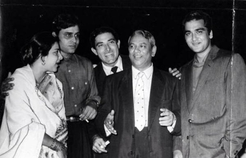 नरगिस ने श्रीधर को दोस्ती का हवाला दिया और ये भी कहा कि अगर वह ऐसा करते हैं तो वह खुद उनके साथ फिल्म भी करेंगी। श्रीधर ने नरगिस की बात मान ली और सुनील दत्त को रख लिया।