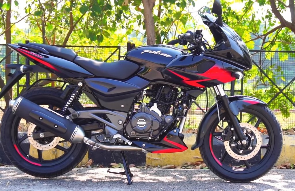 Second hand Bajaj Pulsar 220 sports bike in 30 thousand rupees know the complete information