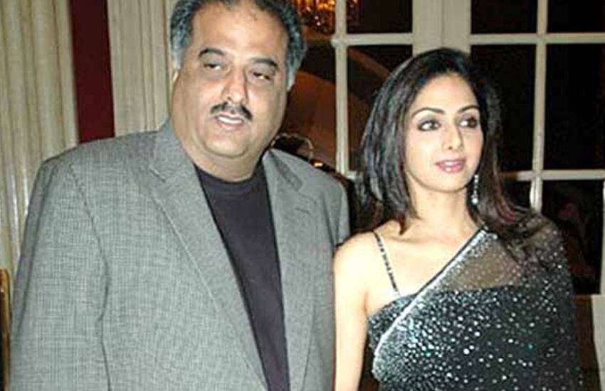 बॉलीवुड की खूबसूरत एक्ट्रेस श्रीदेवी को भी डायरेक्टर बोनी कपूर से इश्क हो गया था। बोनी पहले से शादीशुदा थे, लेकिन श्रीदेवी से शादी के लिए उन्होंने पहली पत्नी मोना को तलाक दे दिया था। 2 जून 1996 को श्रीदेवी-बोनी ने शादी की थी। दोनों की लाइफ काफी अच्छी रही थी, लेकिन अचानक से दुबई में श्रीदेवी की कार्डियक अरेस्ट से 24 फरवरी 2018 में मौत हो गई। (All Photos: social Media)