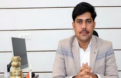 बचपन में हो गया था पोलियो, मां बेचा करती थी चूड़ियां, छह महीने नौकरी छोड़ की तैयारी और बन गए IAS