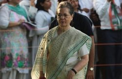 सोनिया गांधी का केंद्र पर वार, अब तो जागो, सबके खाते में डाले जाएं 6 हजार रुपये