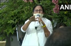 जीत के बाद पैदल चलकर आईं ममता बनर्जी, छोड़ दी व्हील चेयर