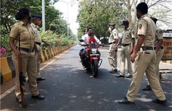 पति का पुलिस ने काटा चालान, पत्नी ने बीच सड़क पर काटा बवाल! चप्पल ले SDM को दौड़ाया, VIDEO वायरल