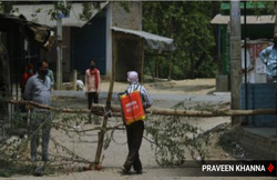 कोरोना के बीच फर्जीवाड़ा और अंधविश्वास! कहीं बाबा ने खिलाई नीम की पत्तियां, तो कहीं नहाने से परहेज; हकीम भी कर रहे फूंकमार