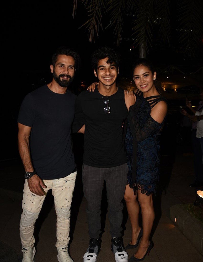 ईशान खट्टर और मीरा राजपूत - ईशान शाहिद कपूर के छोटे भाई हैं। ईशान शाहिद की सौतेली मां के बेटे हैं लेकिन दोनों में बहुत प्यार है। शाहिद की पत्नी मीरा से भी ईशान के रिश्ते बहुत अच्छे हैं। ईशान अपनी भाभी का बहुत सम्मान करते हैं। दोनों को कई बार एक तस्वीर में देखा गया है। बॉलीवुड में देवर - भाभी का ये खूबसूरत रिश्ता बहुत मशहूर है। ( <a href="https://www.jansatta.com/photos/picture-gallery/from-abhishek-bachchan-ex-karishma-kapoor-to-rajkumar-actress-manisha-koirala-these-8-actresses-never-did-marriage-after-divorce/1703247/">करिश्मा कपूर से संगीता बिजलानी तक: तलाक के बाद नहीं बसा घर, आज भी सिंगल हैं ये 8 एक्ट्रेसेज</a> )