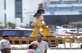 Dunia Mere Aage, Special Article