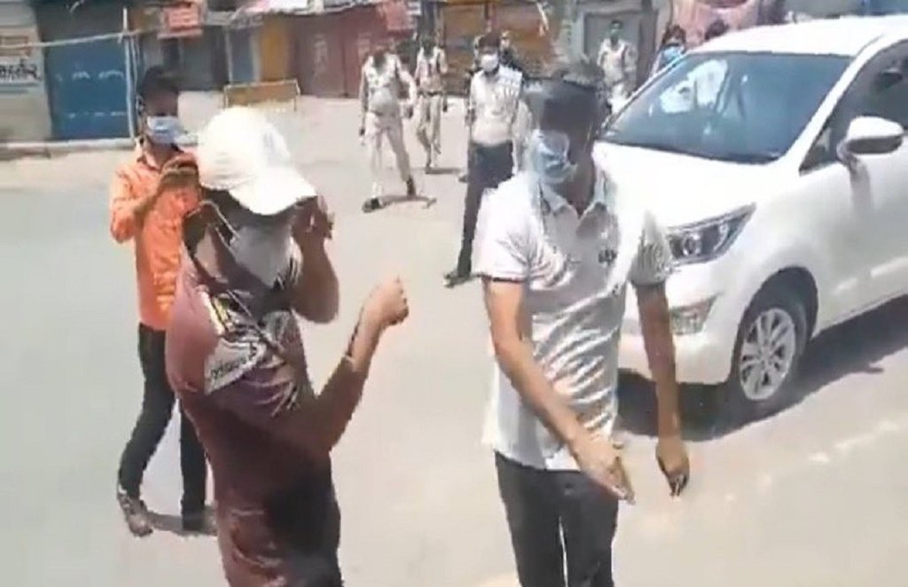 Chhattisgarh, chhattisgarh news, collector, lockdown, coronavirus, violation rules of covid19, surajpur district collector, surajpur district collector slaps young man, collector video viral on social media, social media, chhattisgarh police, Chhattisgarh News in Hindi, Latest Chhattisgarh News in Hindi, Chhattisgarh Hindi Samachar, Collector beat up youth, Surajpur, Chhattisgarh, Lockdown, Coronavirus, video, कलेक्टर ने युवक को पीटा, सूरजपुर, छत्तीसगढ़, लॉकडाउन, कोरोना वायरस, वीडियो, jansatta