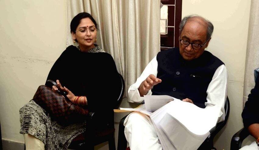 पहली पत्नी आशा देवी के निधन के बाद दिग्विजय सिंह ने साल 2015 में पत्रकार रहीं अमृता राय से शादी रचाई थी। दिग्विजय सिंह और अमृता के बीच 25 साल का अंतर है