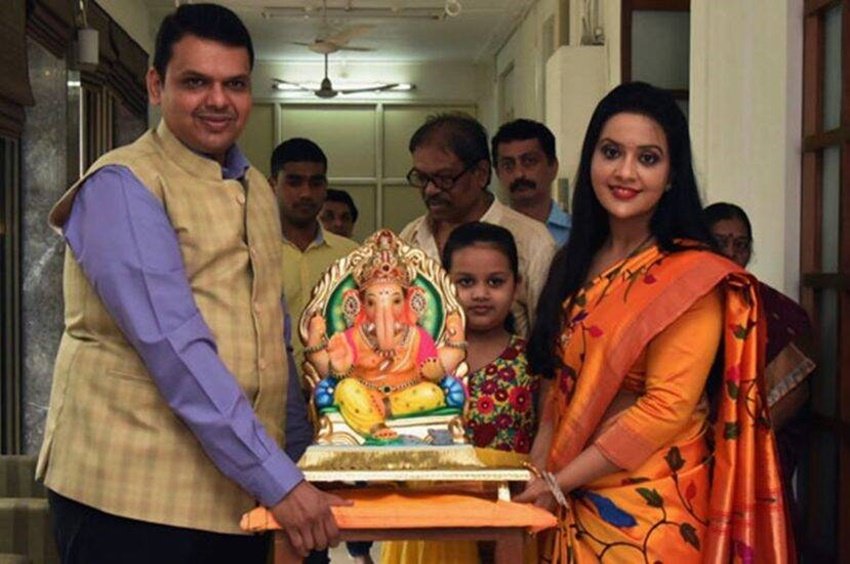 महाराष्ट्र के पूर्व सीएम देवेंद्र फडणवीस अपनी पत्नी अमृता से 9 साल बड़े हैं।