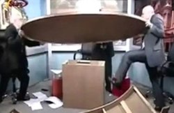 VIDEO: …जब लाइव टीवी डिबेट के दौरान भिड़ गए थे गेस्ट, टेबल उठाकर फेंकते आए थे नजर