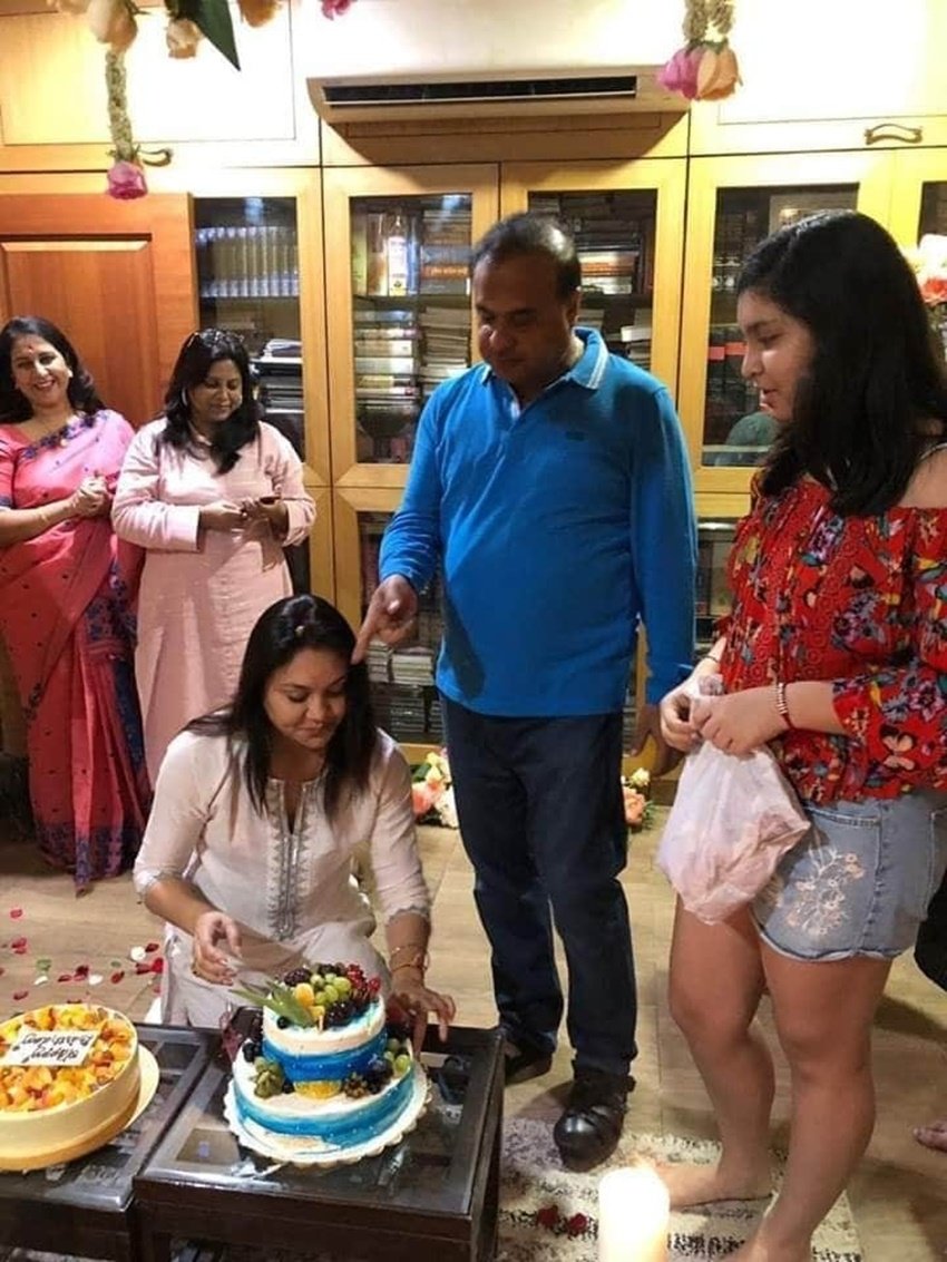 Hemanta Biswa Sarma lovestory, Himanta biswa sarma wife