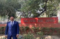 UPSC की तैयारी करने ट्रेन में खड़े होकर पहुंचे थे दिल्ली, गरीब टैक्सी ड्राइवर के बेटे के IAS बनने की कहानी