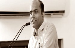 पढ़ाई छोड़ कभी पान बेचा तो कभी टोकरी, चपरासी की नौकरी भी लगी; फिर बने IAS