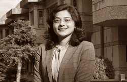 अंग्रेजी नहीं बोल पाने की वजह से टीचर से बचती थीं, सघर्ष कर IAS अफसर बनीं सुरभि गौतम की कहानी….