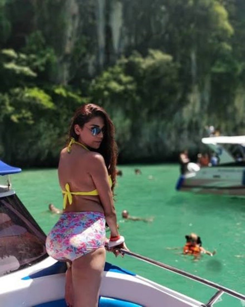 कुंडली भाग्य एक्ट्रेस अंजुम फकीह ने अपने थाइलैंड वैकेशन से ये बिकिनी फोटो पोस्ट की थी। इस फोटो से वह मुस्लिम कट्टरपंथियों के निशाने पर आ गई थीं। ऐसे लोगों ने तब अंजुम को ट्रोल करते हुए कहा था कि तुम जैसी लड़कियों को कोई हक नहीं है कि तुम लोग खुद को मुसलमान कहो। (Photo: Anjum Fakih Instagram)