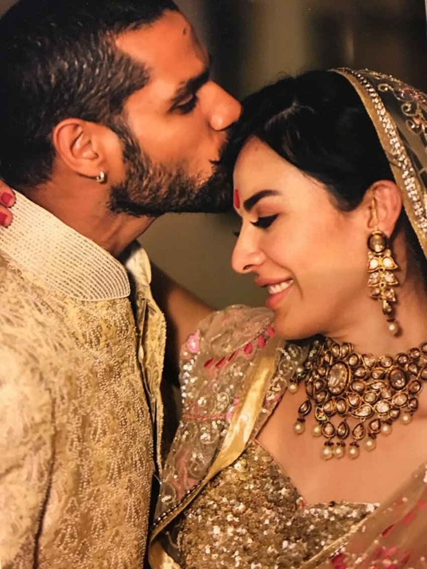 शिखर धवन और आयशा की पहली मुलाकात सोशल मीडिया पर हुई थी। इसके बाद दोनों में चैटिंग शुरू हुई। आयशा पहले से हरभजन की दोस्त थीं और कॉमन फ्रेंड के जिरये ही वह दोस्त से हमसफर बन गए। (<a href="https://www.jansatta.com/photos/lifestyle-gallery/hema-malini-never-separated-dharmendra-from-his-first-wife-and-sunny-deol-mother-prakash-kaur-know-the-couple-bonding/1763836/ ">शादीशुदा धर्मेन्द्र को पहली पत्नी से हेमा मालिनी ने इस वजह से नहीं किया अलग, हीमैन संग रिश्ते पर ड्रीमगर्ल का खुलासा </a> )
