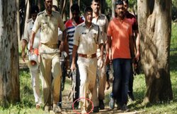 किचड़ में नंगे पांव दौड़ अपराधी को पकड़ा था, बहादुर अफसर कुलदीप द्विवेदी से खौफ खाते हैं अपराधी