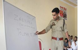 ‘Operation Dreams’ चलाकर गरीब बच्चों को पढ़ाते हैं, खुद बिना किसी कोचिंग के बने थे IPS