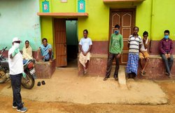 कोरोना: डॉक्टर नहीं हैं तो यहां सरकार ने नीम-हकीमों को दी इलाज की जिम्मेदारी, बेख़ौफ मरीज देख रहे झोलाछाप डाक्टर्स