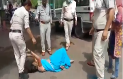 वीडियोः एमपी पुलिस की हैवानियत, मास्क न पहनने पर बेटी के सामने मां को सड़क पर गिराकर पीटा