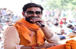 रिक्शावाला भी हेलीकॉप्टर से आएगा?- जब चुनाव में रवि किशन, मनोज तिवारी आए हेलीकॉप्टर से, निरहुआ ने की मांग तो सुननी पड़ी थी ये बात