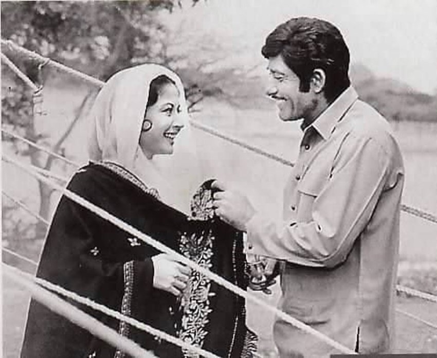 मीना कुमारी के इश्क का रंग राजकुमार पर ऐसा चढ़ा कि वह मीना कुमारी के सामने आते ही अपने डायलॉग्स भी भूल जाया करते थे। राजकुमार सेट पर हमेशा मीना कुमारी के इर्द-गिर्द ही घूमते रहते। ( <a href="https://www.jansatta.com/photos/picture-gallery/raajkumar-wiki-bio-family-death-marriage-divorce-danny-revealed-people-get-excited-after-watching-his-shoes-in-theatres/1702643/">पर्दे पर राजकुमार के जूते दिखते ही बजने लगती थीं तालियां, डैनी ने खोले थे सुपरस्टार के कई राज</a> )