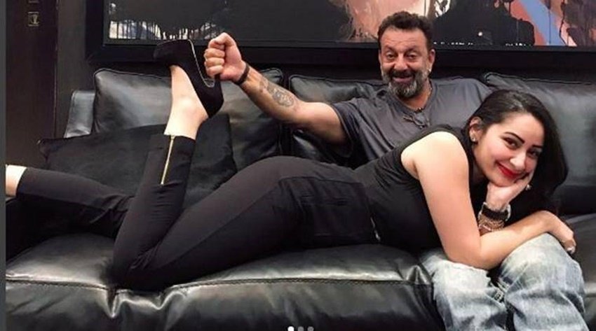 संजय दत्त ने भी 20 साल छोटी मान्यता दत्त से शादी की। संजय दत्त की पहली पत्नी से एक बेटी त्रिशाला हैं और मान्यता से 2 जुड़वा बच्चे हैं।