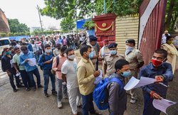 Sarkari Naukri: केंद्र और राज्य सरकारों ने इन विभागों में निकाल रखी हैं सरकारी नौकरी, घर बैठे करें आवेदन