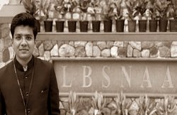 दुकान पर करते थे काम, आर्थिक तंगी को मात देकर बने IAS अफसर