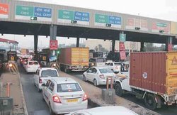 NHAI ने टोल प्लाजा पर लागू किए नए नियम, 100 मीटर से लंबी हुई लाइन, तो नहीं देना होगा टोल टैक्स