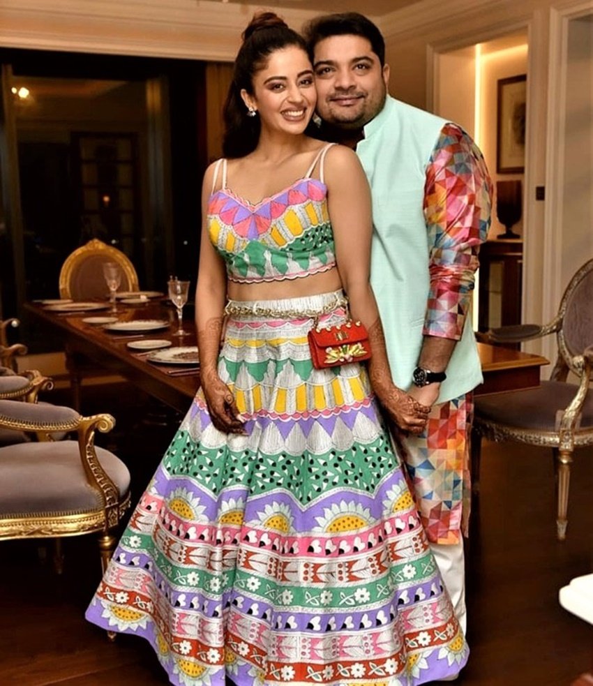 एक्ट्रेस नेहा पेंडसे ने बिजनेसमैन शार्दूल सिंह व्यास से शादी की है। नेहा से पहले शार्दूल दो शादियां कर चुके थे। दोनों संग शार्दूल का तलाक हो गया था।