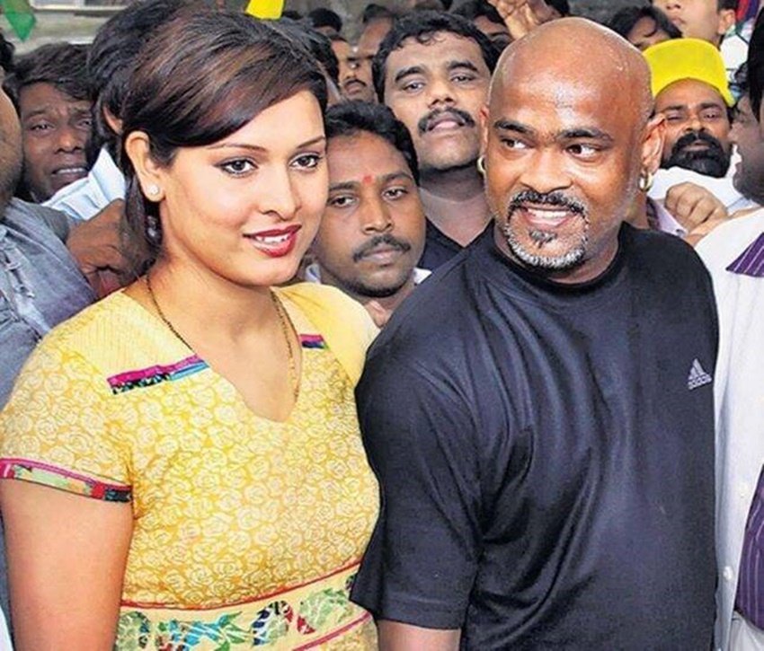 टीम इंडिया के धुरंधर बल्लेबाज रहे विनोद कांबली ने भी दो शादियां रचाई हैं। 1998 में उन्होंने अपनी बचपन की दोस्त नियोल लुईस से शादी की थी। बाद में दोनों का तलाक हो गया। तलाक के बाद कांबली ने मॉडल एंड्रिया हेविट से शादी रचा ली।