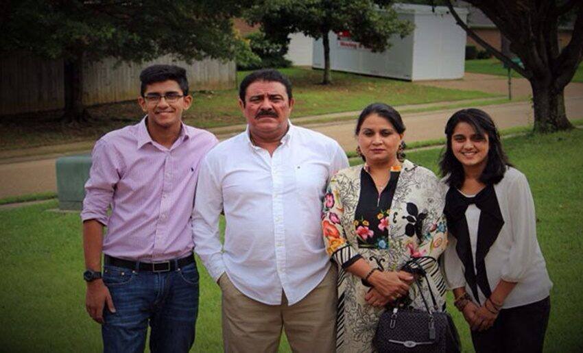 युवराज सिंह के पिता योगराज सिंह ने देश के लिए एक टेस्ट और 6 वनडे मैच खेले हैं। जोगराज सिंह की पहली पत्नी का नाम शबनम है।युवराज शबनम और योगराज के ही बेटे हैं। दोनों के बीच आपसी अनबन के चलते तलाक हो गया था। शबनम से तलाक के बाद जोगराज सिंह ने सतवीर कौर से शादी रचाई। तस्वीर में योगराज अपनी दूसरी पत्नी और बच्चों के साथ नजर आ रहे हैं।