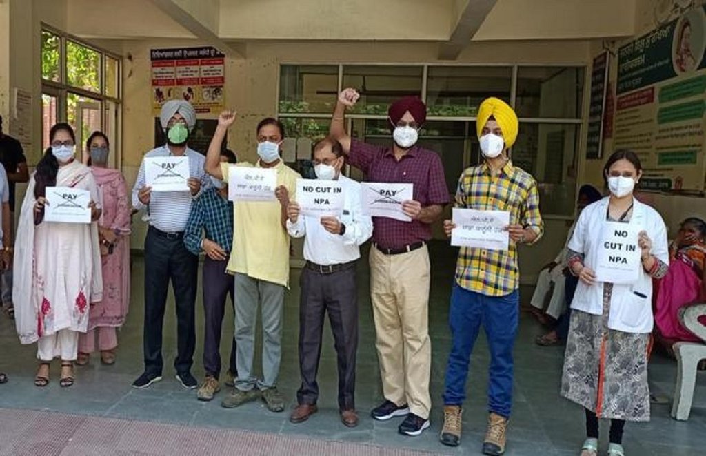 punjab govt,pay commission,employees, 6th Pay Commission, ludhiana-common-man-issues,news,state,Doctors strike Against 6th pay commission, Doctors strike in Ludhiana, Doctors strike in civil hospital against 6th pay commission, Ludhiana News, Punjab News, Latest Hindi News, लुधियाना समाचार, पंजाब समाचार, ताजा खबरें, हिंदी खबरें,News,National News, jansatta