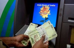RBI ने किया ATM इंटरचेंज फीस में इजाफा, अब चुकाने होंगे 15 के बजाए 17 रुपये, जानें